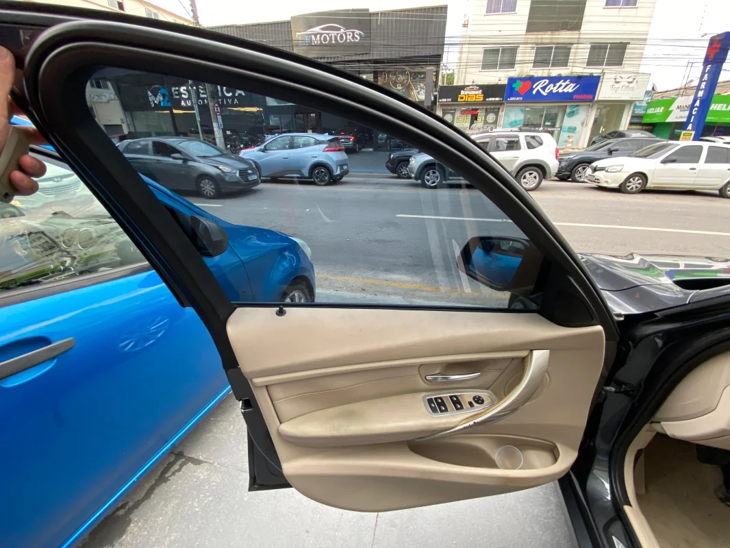 328i Luxury 2.0T automática TETO SOLAR + INTERNA CARAMELO 2012 - Imagem 11