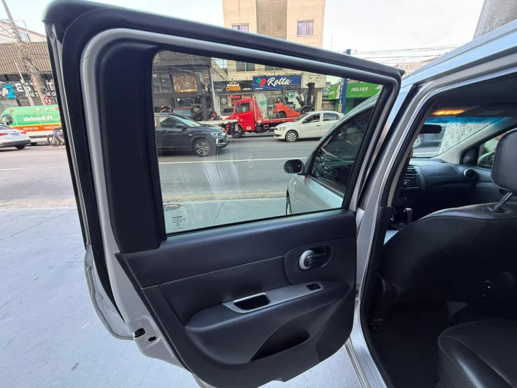 Grand Livina 1.8 completo manual 7 LUGARES GNV 2014 - Imagem 15