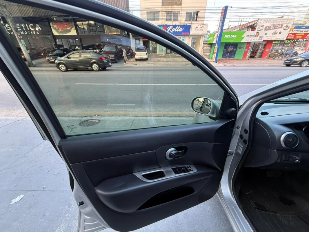 Grand Livina 1.8 completo manual 7 LUGARES GNV 2014 - Imagem 16