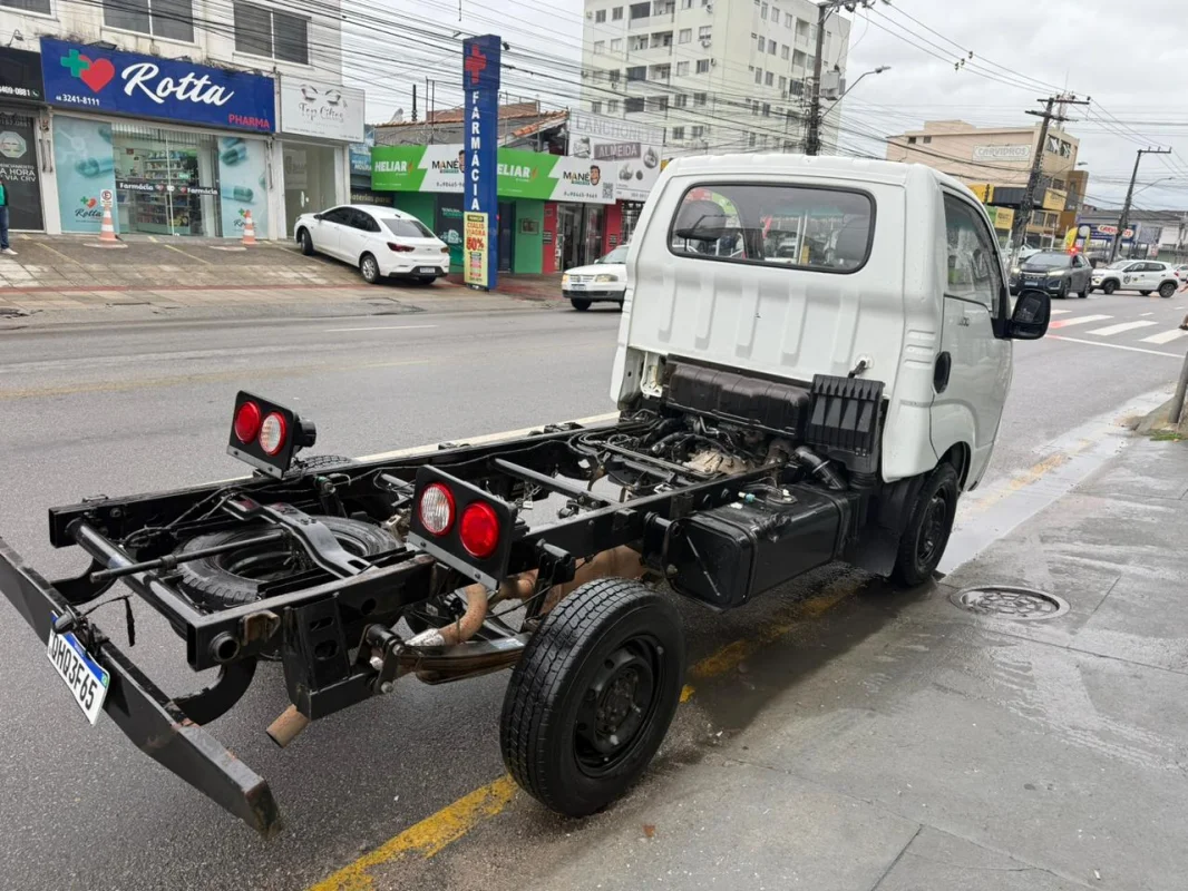 Bongo K-2500 2.5 4x2 c/ Direção hidráulica + vidro elétrico DIESEL 2015 - Imagem 6