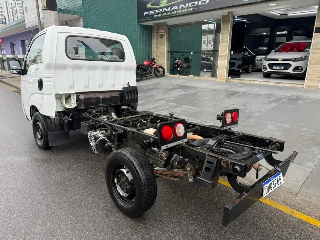 Bongo K-2500 2.5 4x2 c/ Direção hidráulica + vidro elétrico DIESEL 2015 - Imagem 3
