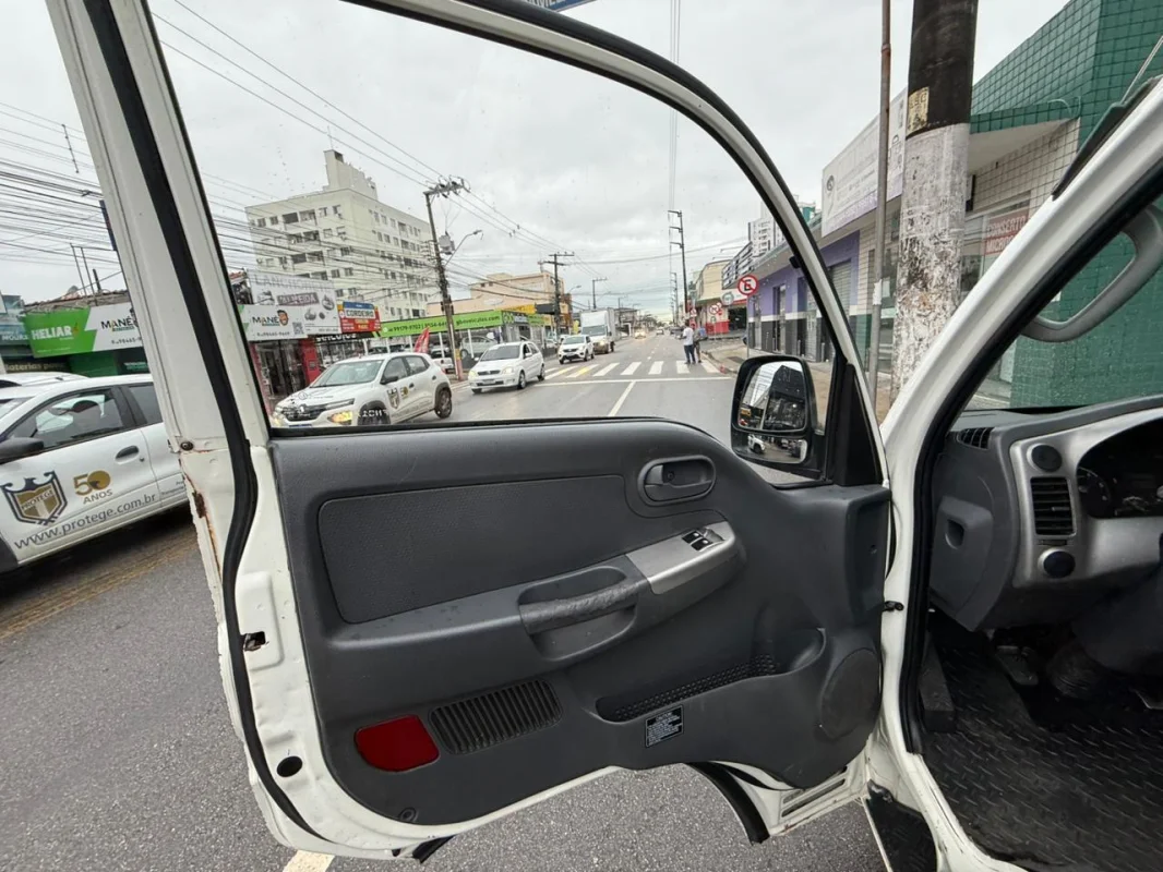 Bongo K-2500 2.5 4x2 c/ Direção hidráulica + vidro elétrico DIESEL 2015 - Imagem 10