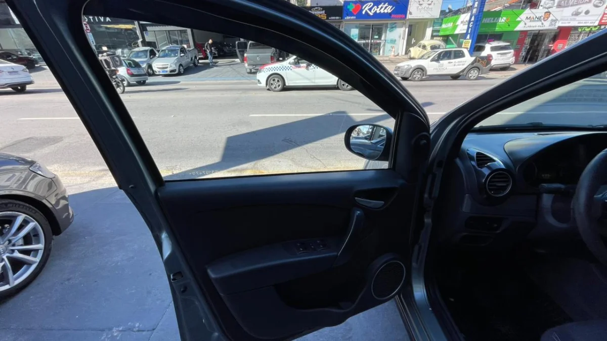 Grand Siena Atracttive 1.4 EVO Flex Mec. 2015 - Imagem 12