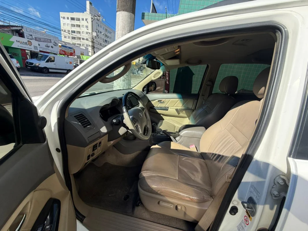 Hillux SW4 4x4 3.0 DIESEL completo automático 7LUGARES 2012 - Imagem 12