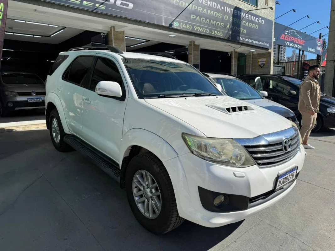 Hillux SW4 4x4 3.0 DIESEL completo automático 7LUGARES 2012 - Imagem 1