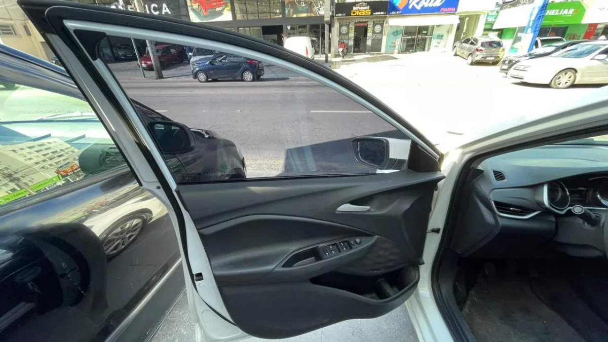Onix Hatch 1.0 LT Flex Completo Mec. 2020 - Imagem 13