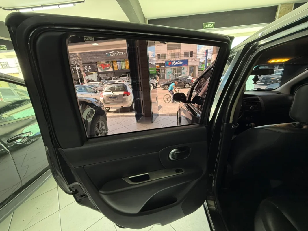 Livina SL 1.8 completo automático 2013 - Imagem 11
