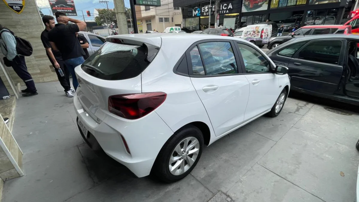 Onix LT2 1.0 Mec. Completo 2023 - Imagem 3