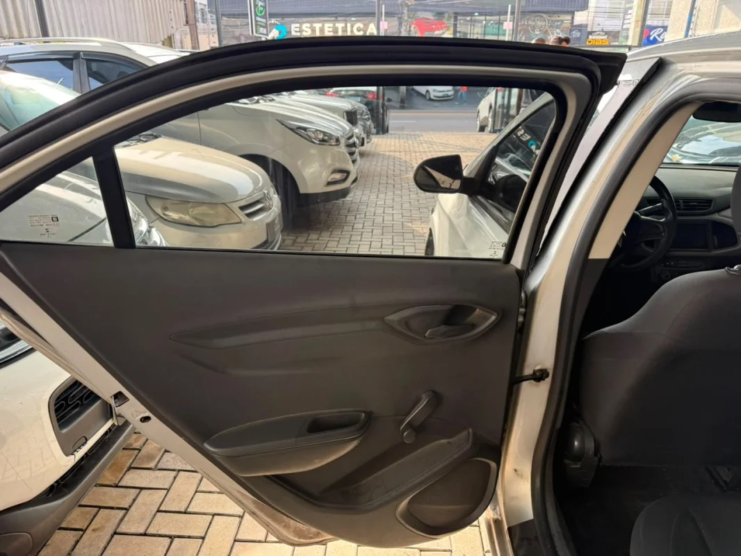 Onix Hatch Joy 1.0 Mec. 2017 - Imagem 12