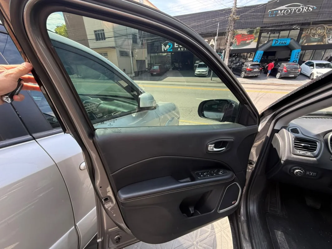 Compass Longitude 2.0 Diesel 4x4 AUTOMÁTICA 2017 - Imagem 11